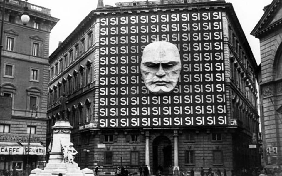 Propaganda voor de Italiaanse dictator Mussolini, die aan de macht kwam na een staatsgreep.