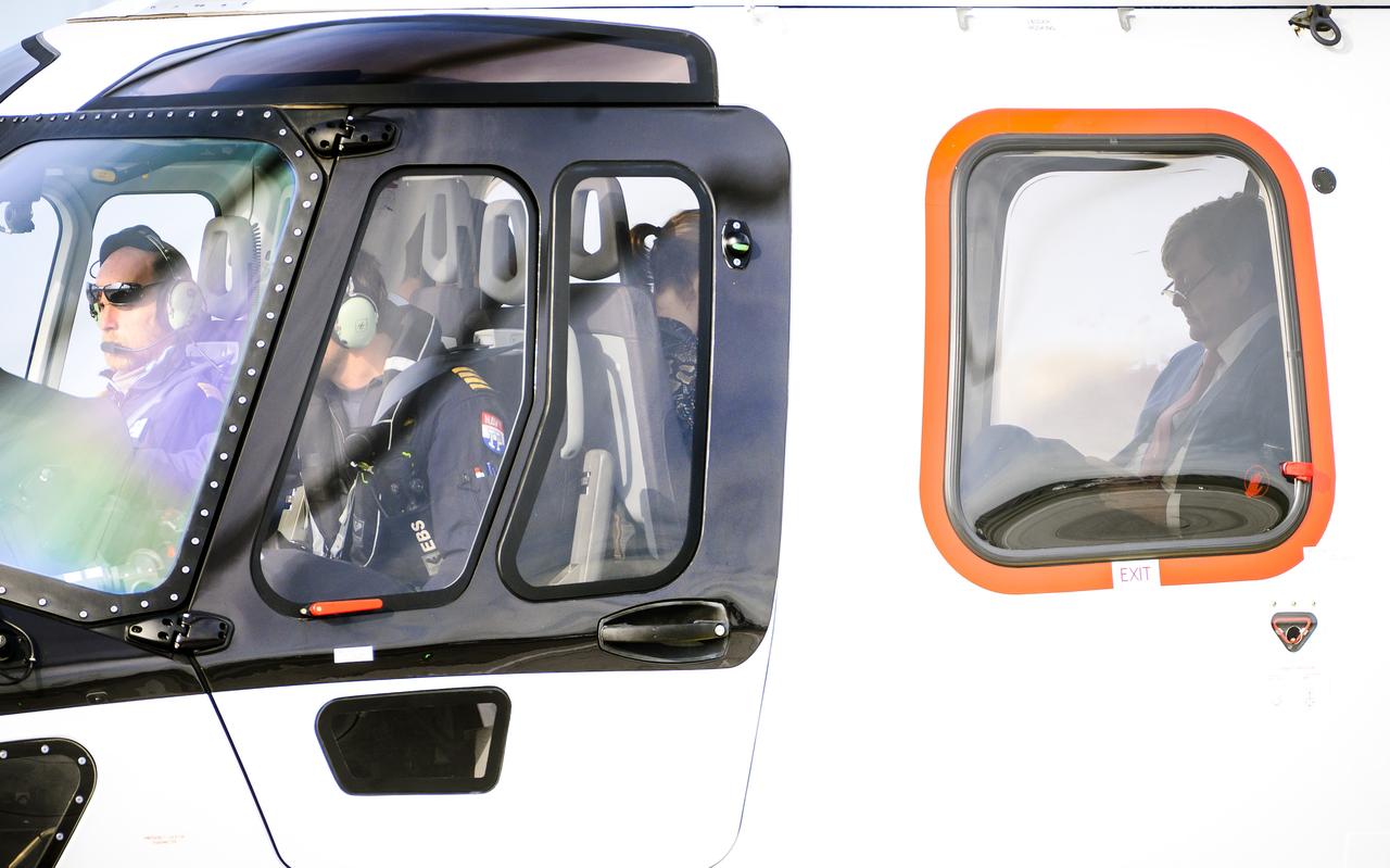 Koning Willem-Alexander leest achterin de helikopter, na afloop van het werkbezoek aan Ameland in 2019. Koning Willem-Alexander leest achterin de helikopter, na afloop van het werkbezoek aan Ameland in 2019.