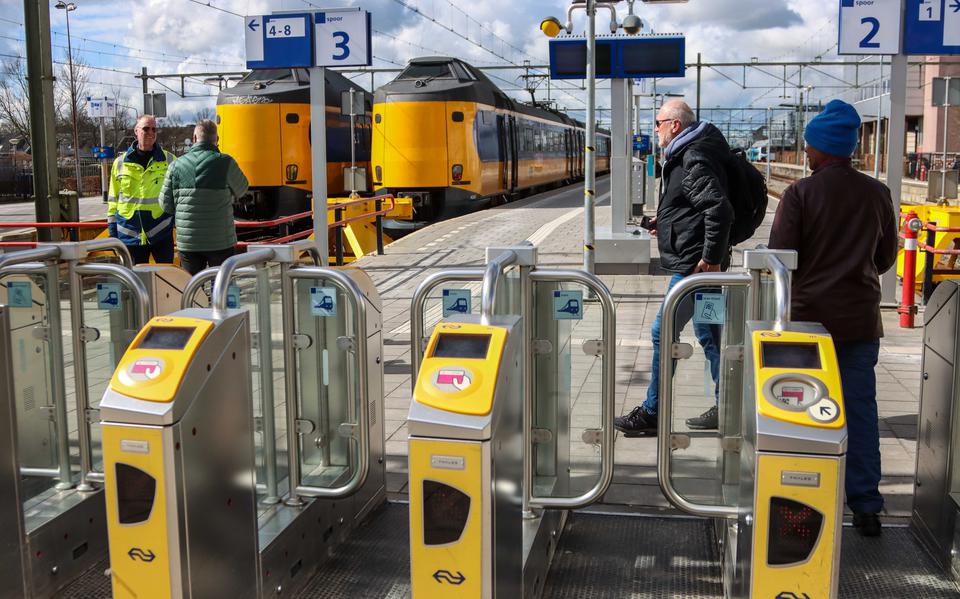 Ook van en naar het station van Leeuwarden rijden zondagmiddag geen NS-treinen