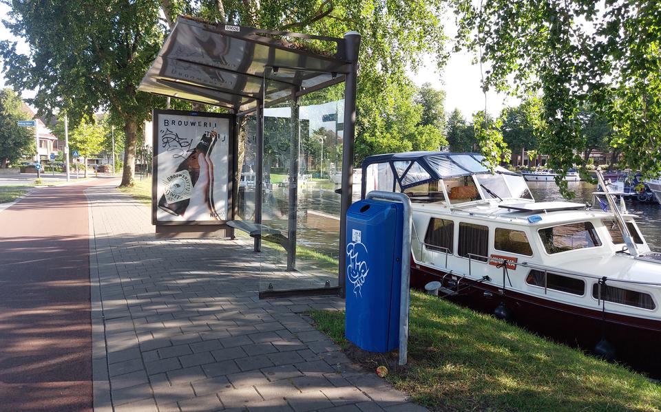Nieuwe afvalbak met verkleinde ronde opening in Leeuwarden.