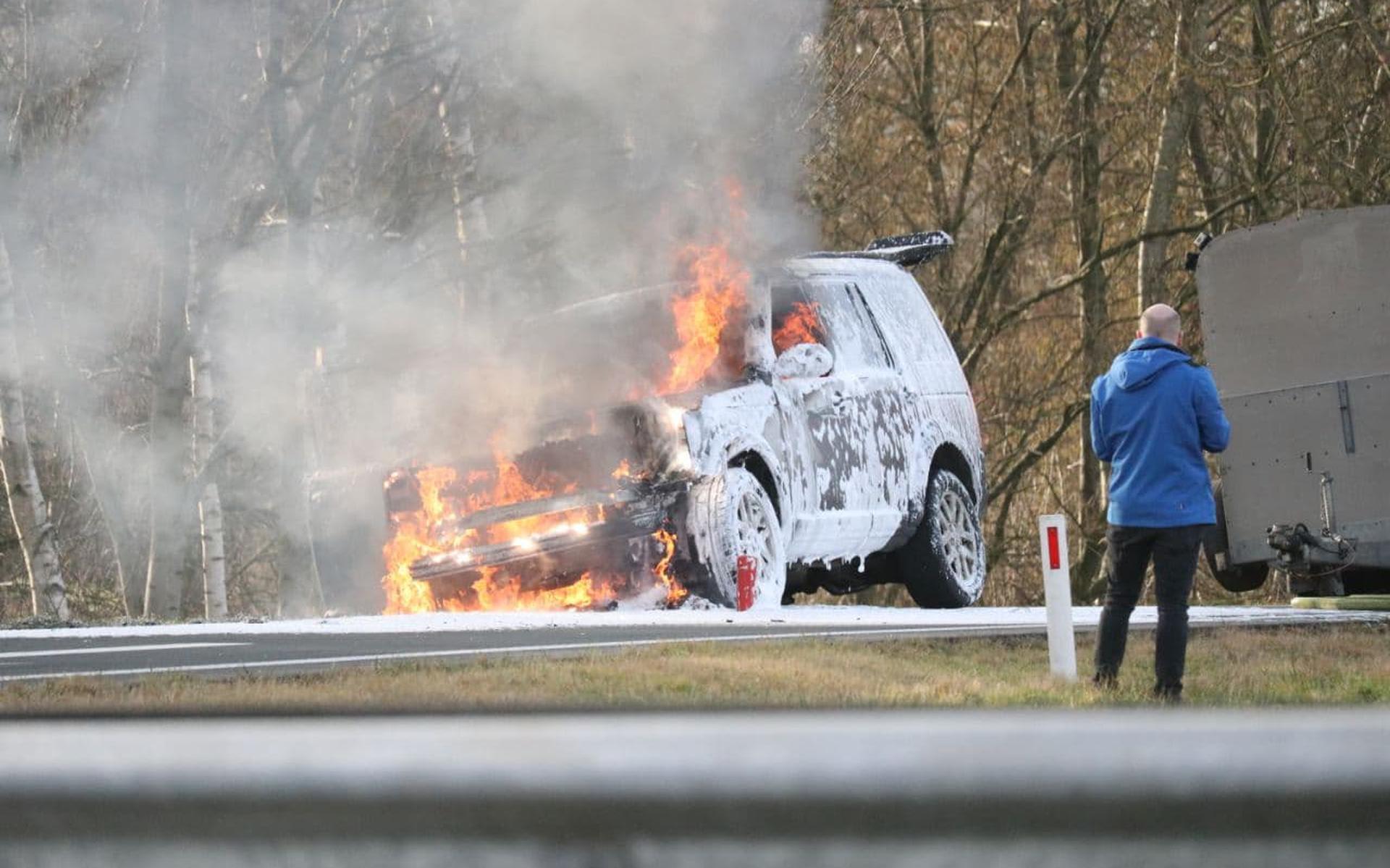 Een auto is donderdagochtend aan de Opgong (N917) bij Ureterp volledig uitgebrand.