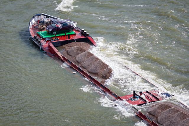 Vrachtschip dat in 2022 Zuiderburen in Leeuwarden binnen kwam varen, strandde donderdag voor de have