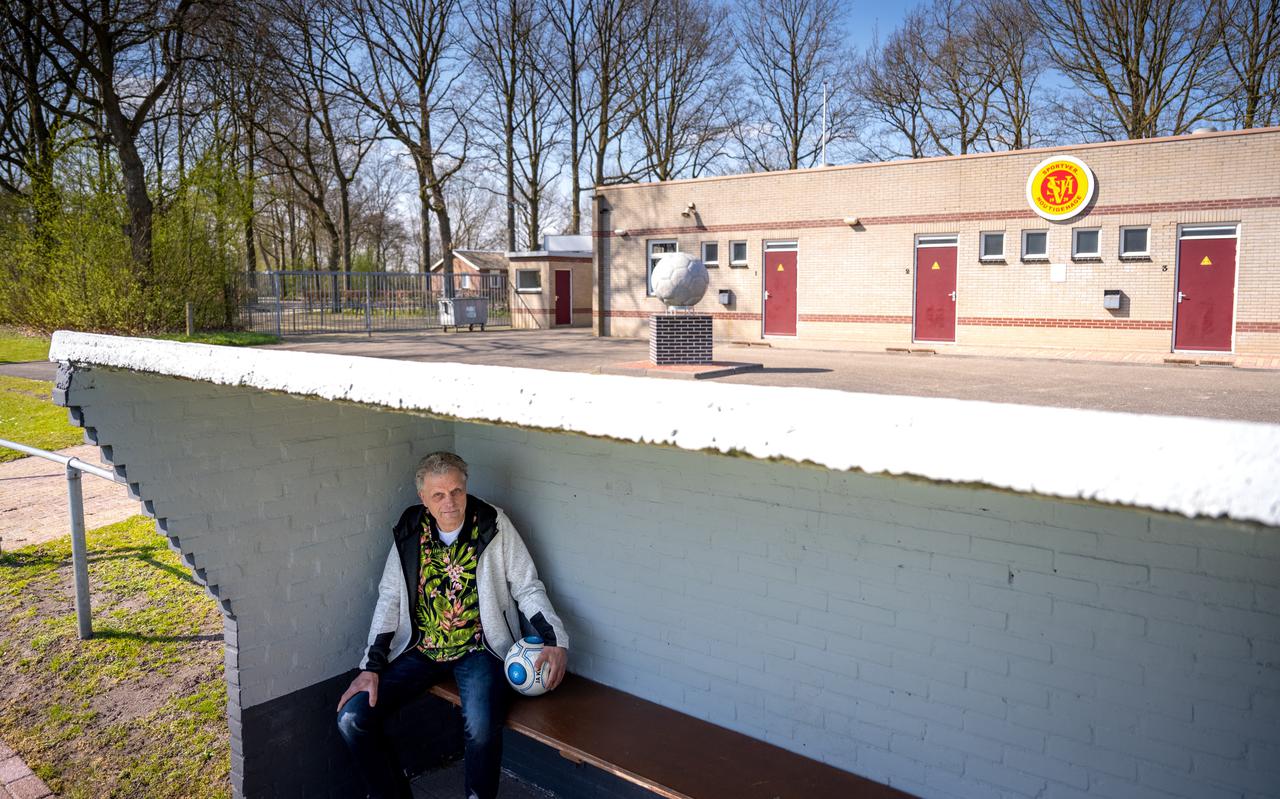 Houtigehage-voorzitter Hendrik Boonstra op sportpark Duinoord, waar de noodklok luidt.