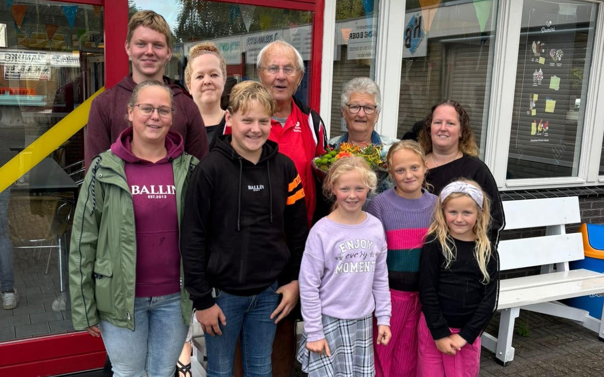 Bloemen voor badmeester Albert in Surhuisterveen: 'Dit geeft veel voldoening'