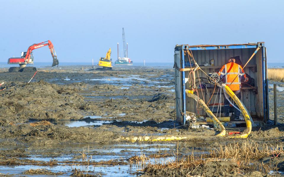 Reparatie van de nieuwe kabel onder de Waddenzee door, vanaf de vaste wal tussen Holwert en Ternaard, in maart 2022. 