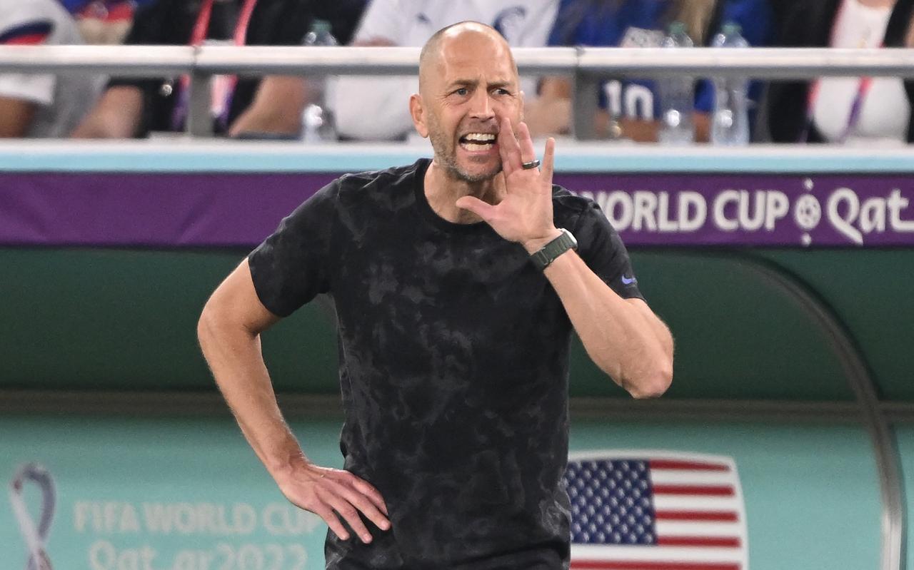 Gregg Berhalter roept zijn spelers instructies toe tijdens de poulewedstrijd tegen Iran.
Gregg Berhalter roept zijn spelers instructies toe tijdens de poulewedstrijd tegen Iran.
