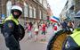 Betogers bij het Binnenhof tijdens een demonstratie donderdag tegen de coronamaatregelen. De politie sloot de ingangen naar het gebouw van de Tweede Kamer en sloot het Binnenhof af. 