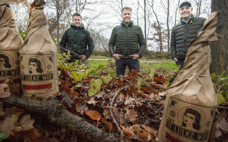 Drie leden van de tienkoppige vriendengroep achter het biermerk It Lulke Wiif, van links naar rechts Marcel Smit, Douwe Jan Westra en Dennis Zijlstra, tonen hun bramenbiertje Read en Hitsich in een houtwal bij Eastermar. 