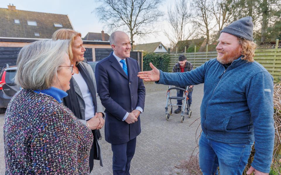 Veehouder Dirk Boschker in Nijeberkoop in gesprek met burgemeester Sandra Korthuis, dijkgraaf Luzette Kroon en Commissaris van de koning Arno Brok (vlnr). Op de achtergrond zijn vader Siebe. 