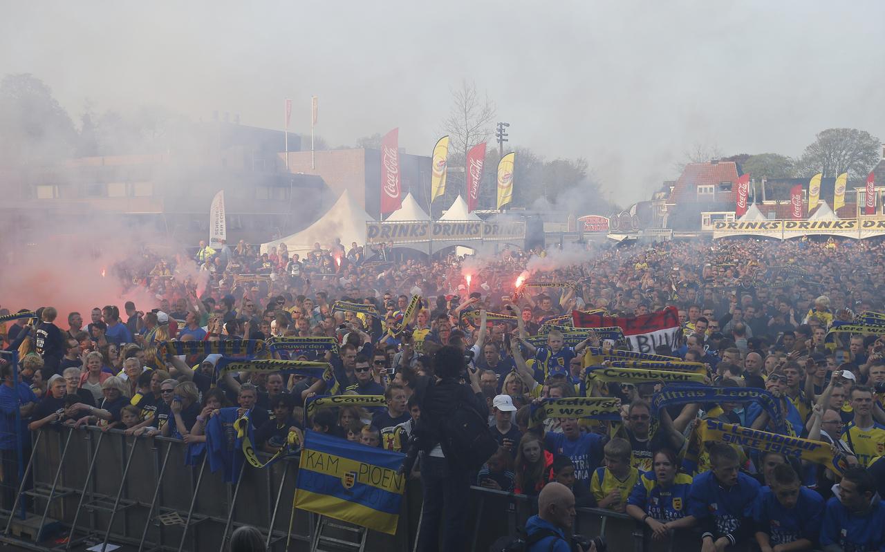 De huldiging van SC Cambuur na het kampioenschap in 2013, op een bomvol Oldehoofsterkerkhof. De huldiging van SC Cambuur na het kampioenschap in 2013, op een bomvol Oldehoofsterkerkhof.