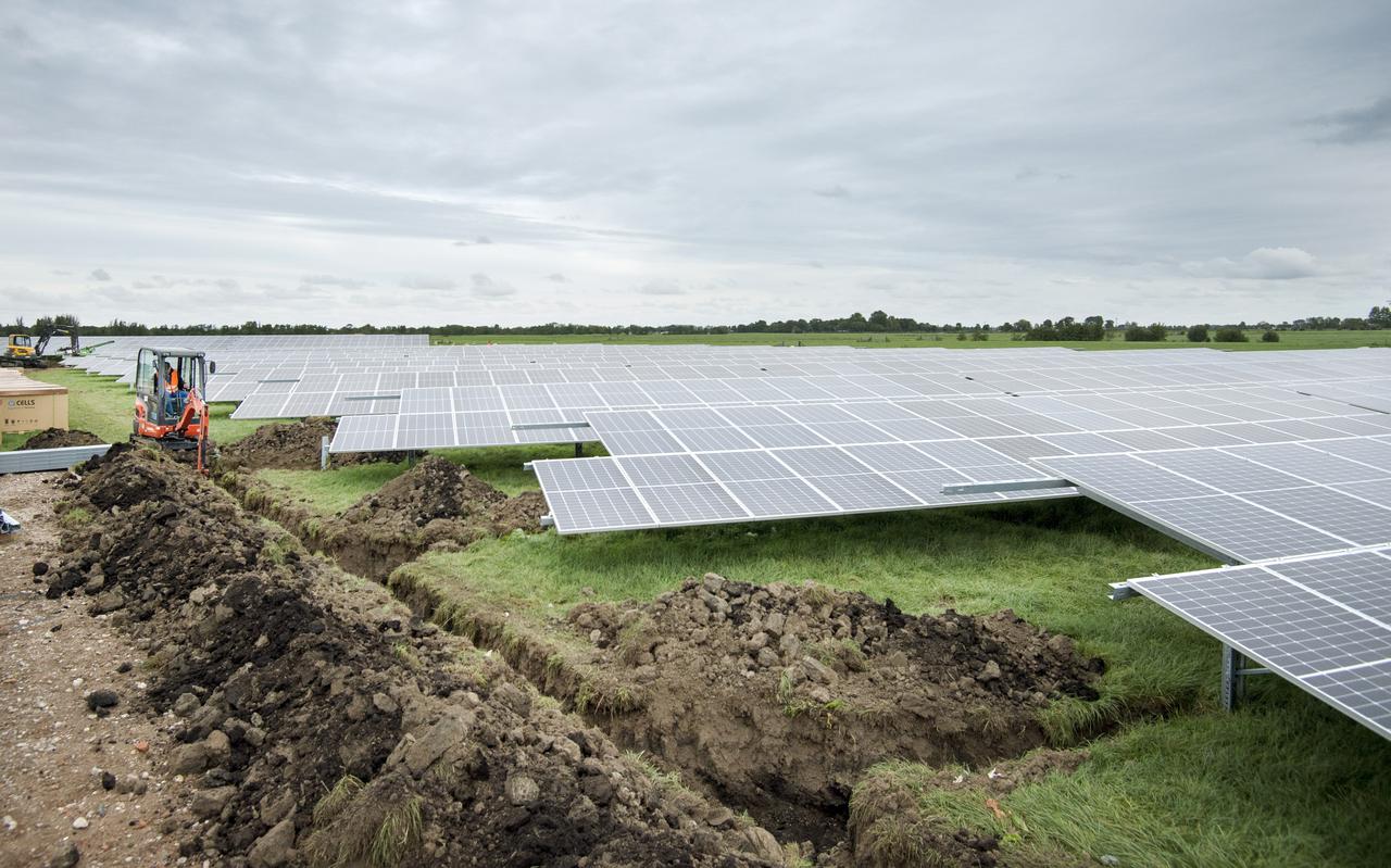 Foto van groot zonnepark in aanbouw, Buitenpost.