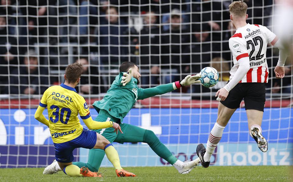 Remco Balk krijgt de grote kans op 0-2 bij PSV. "Via zijn vingertoppen gaat de bal er niet in."