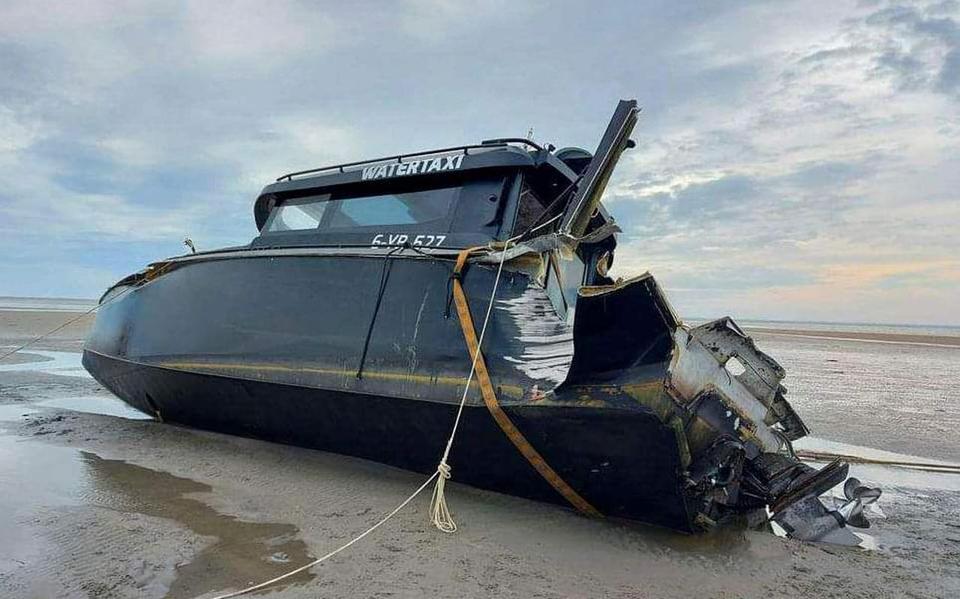 Het wrak van watertaxi Stormloper, na de aanvaring. 