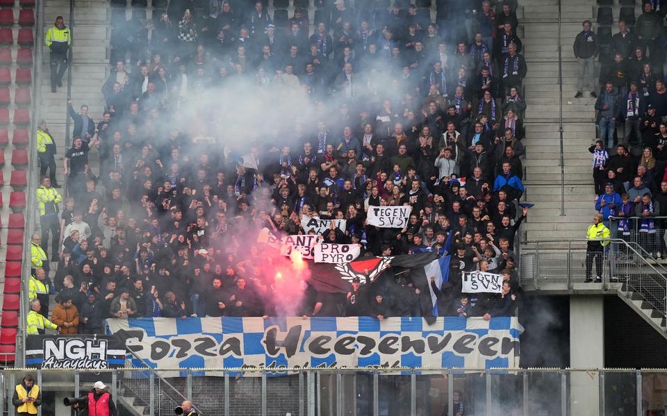 Supporters van SC Heerenveen gooien vuurwerk op het veld tijdens de wedstrijd tegen AZ.