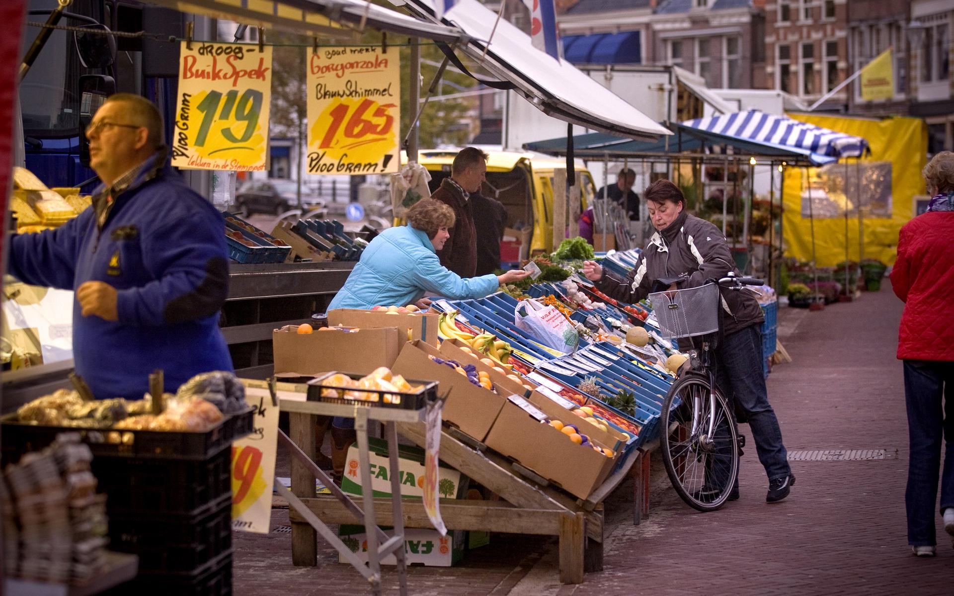 Markt in Sneek mogelijk naar andere plek na klachten - Leeuwarder Courant