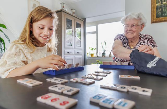 Benthe (10) uit Oldeberkoop bedenkt app waardoor dorpsgenoten meer naar elkaar omzien