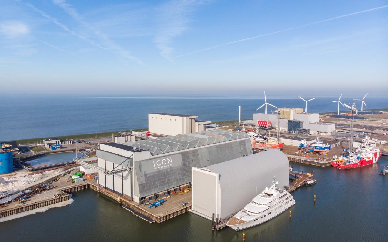Het droogdok en het drijvende dok van superjachtbouwer Icon Yachts in de Harlinger Industriehaven. Het droogdok en het drijvende dok van superjachtbouwer Icon Yachts in de Harlinger Industriehaven.