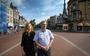 De ondernemers Siep Koelmans en Margret Jagersma op de Voorstreek. Rechts de monumentale apotheek en de Bonifatiustoren. 