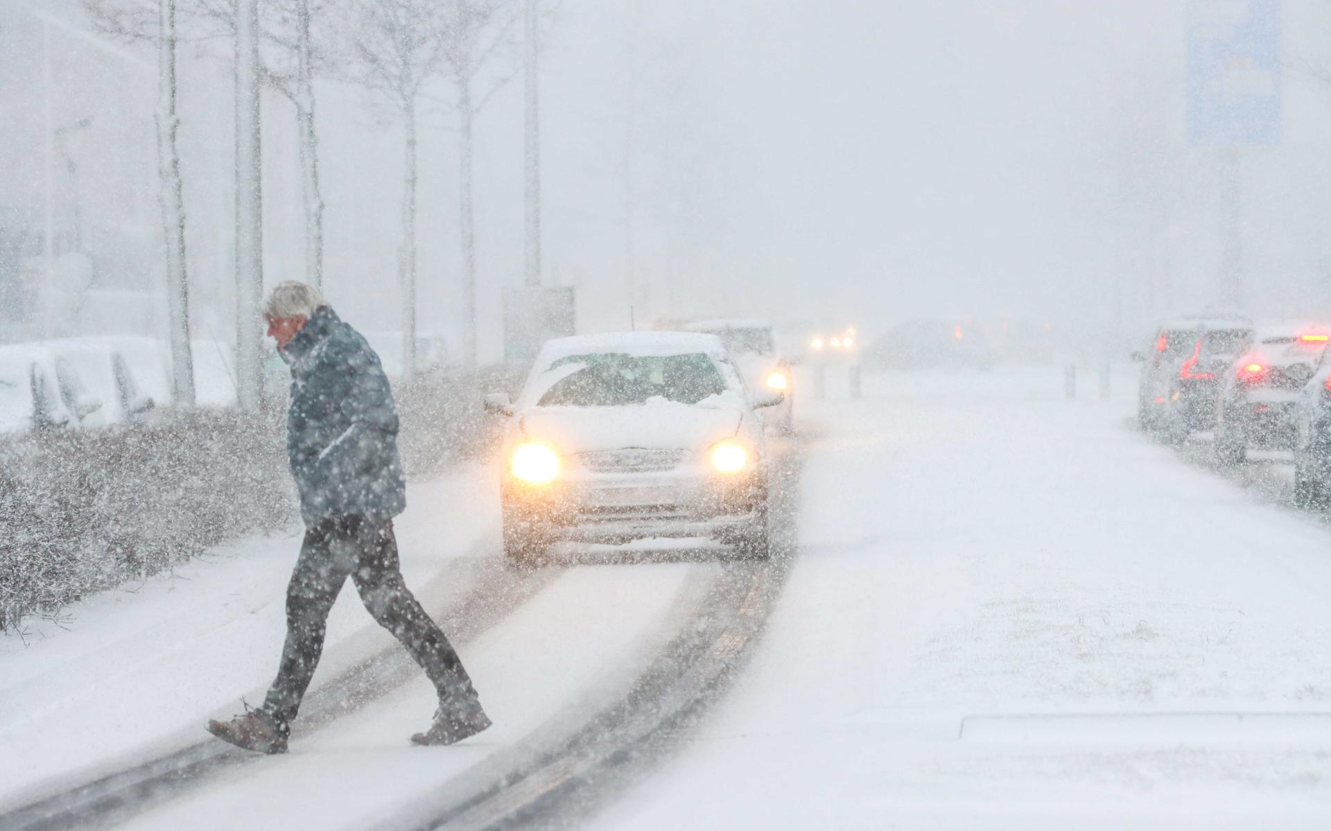 De sneeuw maakt het er niet makkelijker op voor automobilisten in bijvoorbeeld Leeuwarden.