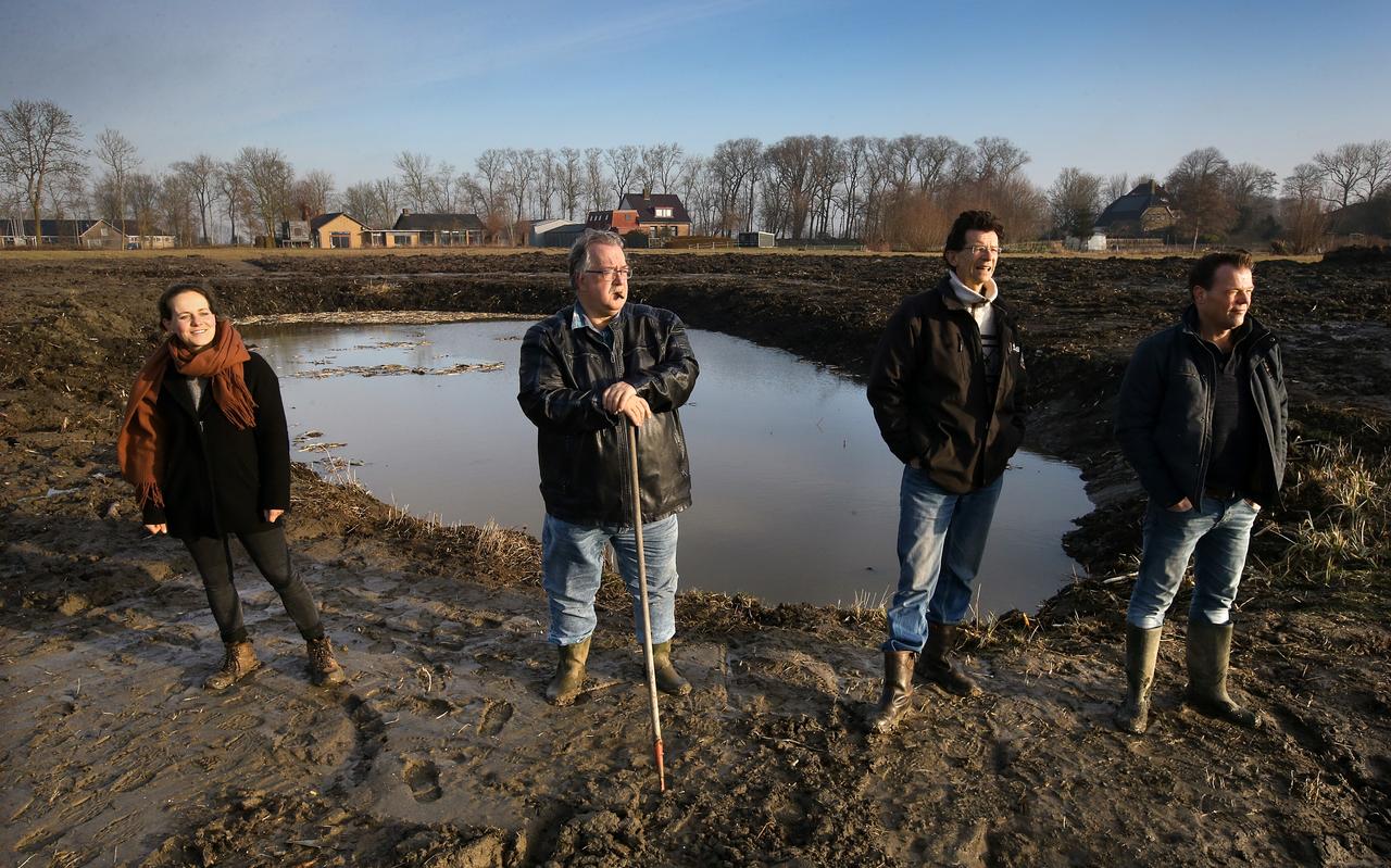 Landschapsarchitecte Ilse van Zuilen, Sybe Bloem, Doeke de Jong en Peter Groothoff bij de originele Roodbaard-vijver die nog steeds op het stateterrein ligt. Landschapsarchitecte Ilse van Zuilen, Sybe Bloem, Doeke de Jong en Peter Groothoff bij de originele Roodbaard-vijver die nog steeds op het stateterrein ligt.