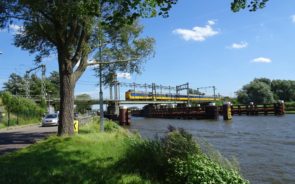 Spoorviaduct spoorbrug Van Harinxmakanaal Leeuwarden.