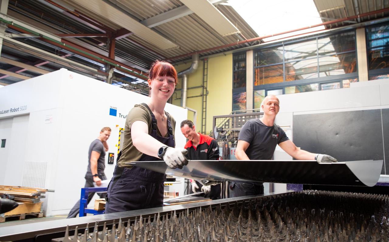 Carmen Dijkstra verruilde haar winkelbaan voor een bestaan als plaatwerker bij Oreel. Carmen Dijkstra verruilde haar winkelbaan voor een bestaan als plaatwerker bij Oreel.