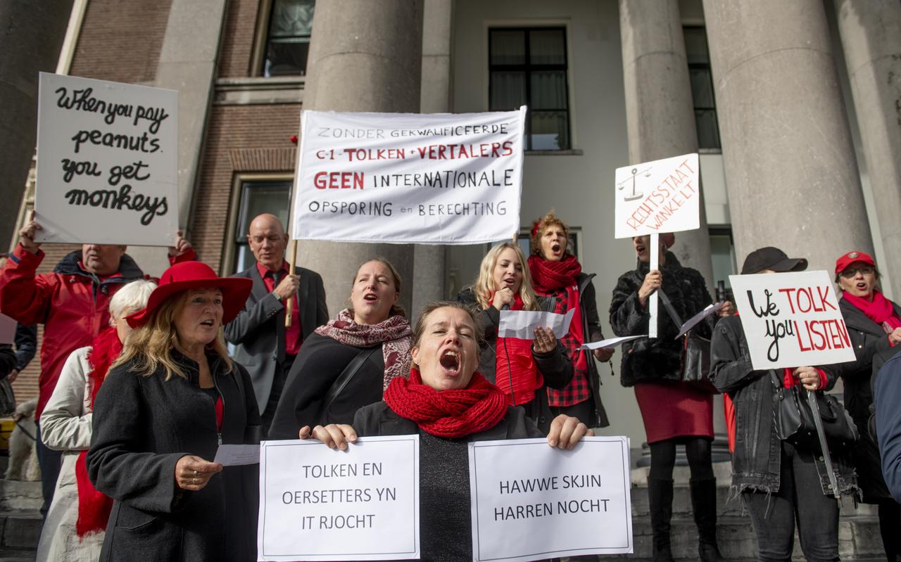 Demonstrerende tolken bij het Gerechtshof op het Zaailand. Demonstrerende tolken bij het Gerechtshof op het Zaailand.