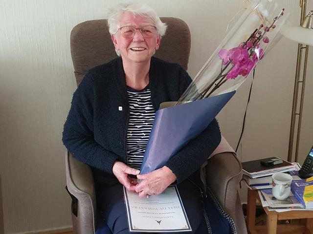 Neeltje Hoekstra jarenlang bestuurslid Fryske Krite: erelid in Burgum