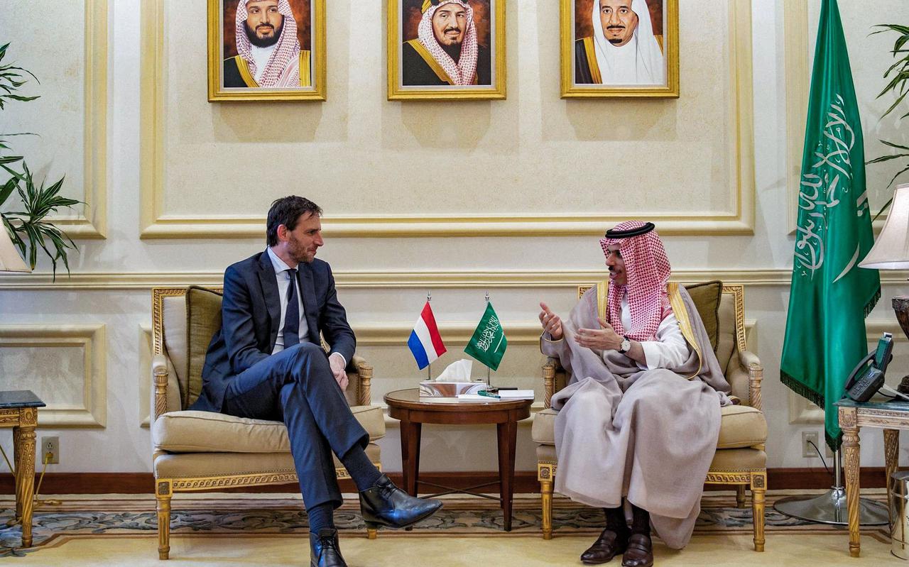 Minister van Buitenlandse Zaken Wopke Hoekstra in gesprek met zijn Saudische ambtgenoot Faisal Bin Farhan.