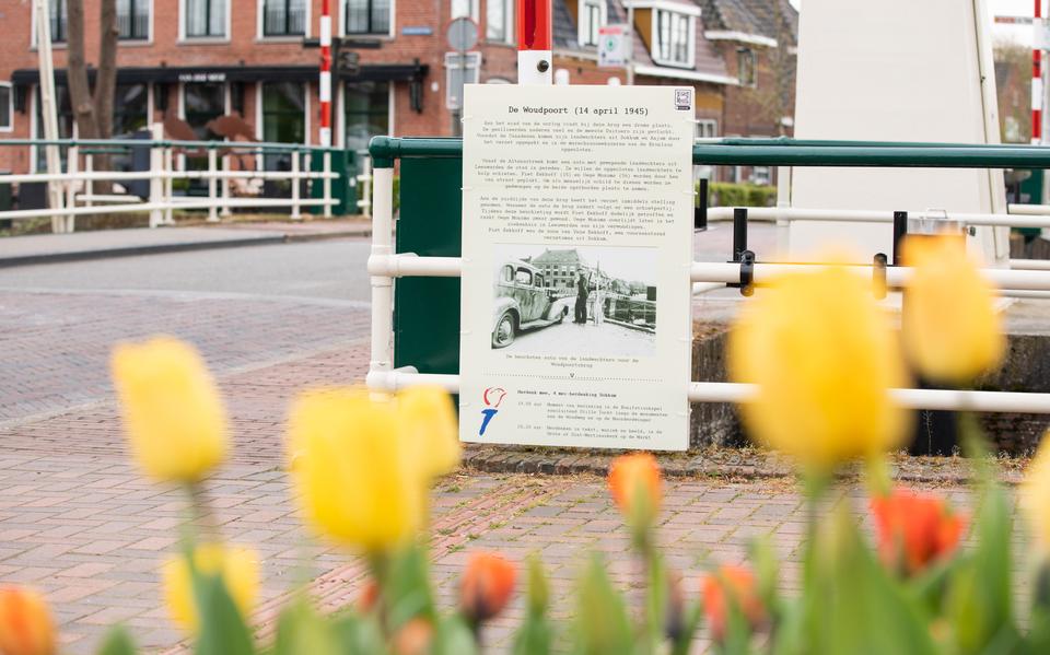 Op borden op verschillende plaatsen in de stad staat informatie wat er in de oorlogsjaren op die plek is gebeurd. Op de foto de Woudpoort.
