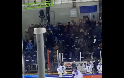 Relschoppers bestormen tribune tijdens ijshockeywedstrijd Unis Flyers-Capitals. Video: Dumpert
