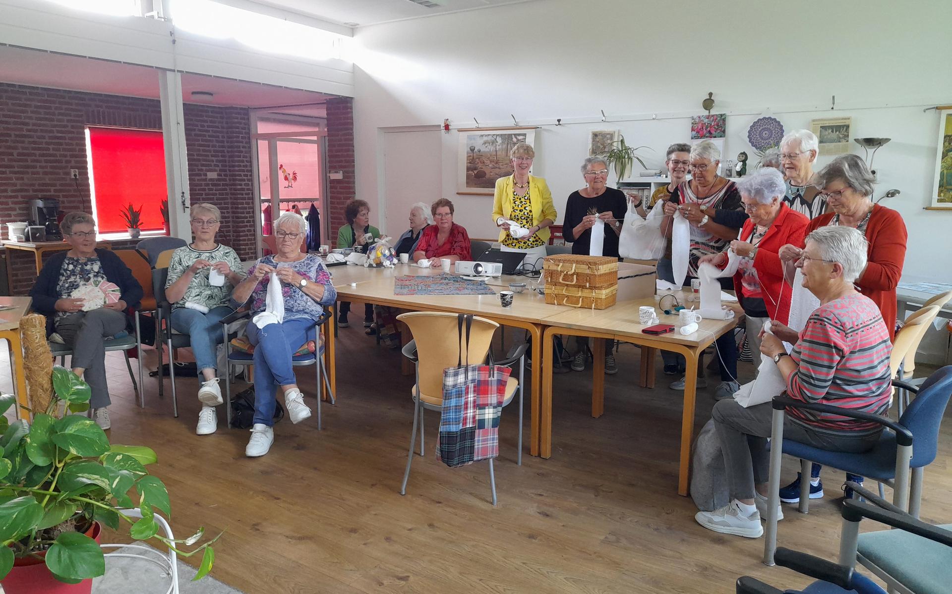 Breien voor de Leprazending in Gerkesklooster-Stroobos: 'Teller staat al op 7076 zwachtels'