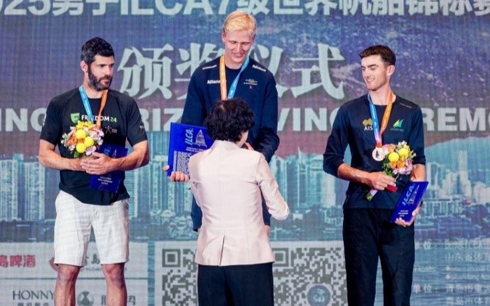Willem Wiersema krijgt in het Chinese Qingdao de gouden WK-medaille uitgereikt.