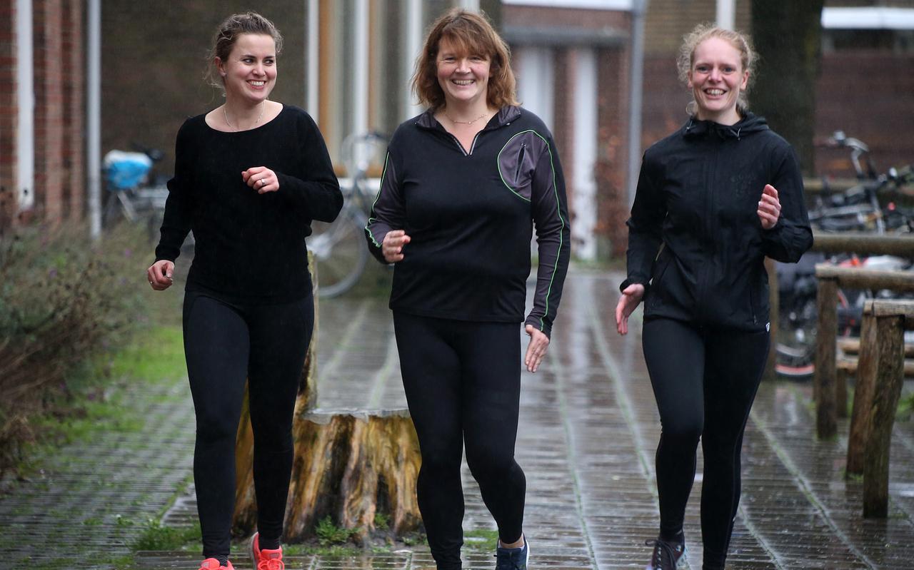 Linda van Egmond (midden) samen met haar collega’s Simone Pool (rode Schoenen ) en Tessa Boot van IKC Sint Thomas in Leeuwarden, die haar ondersteunen bij haar voorbereidingen voor de loop.
