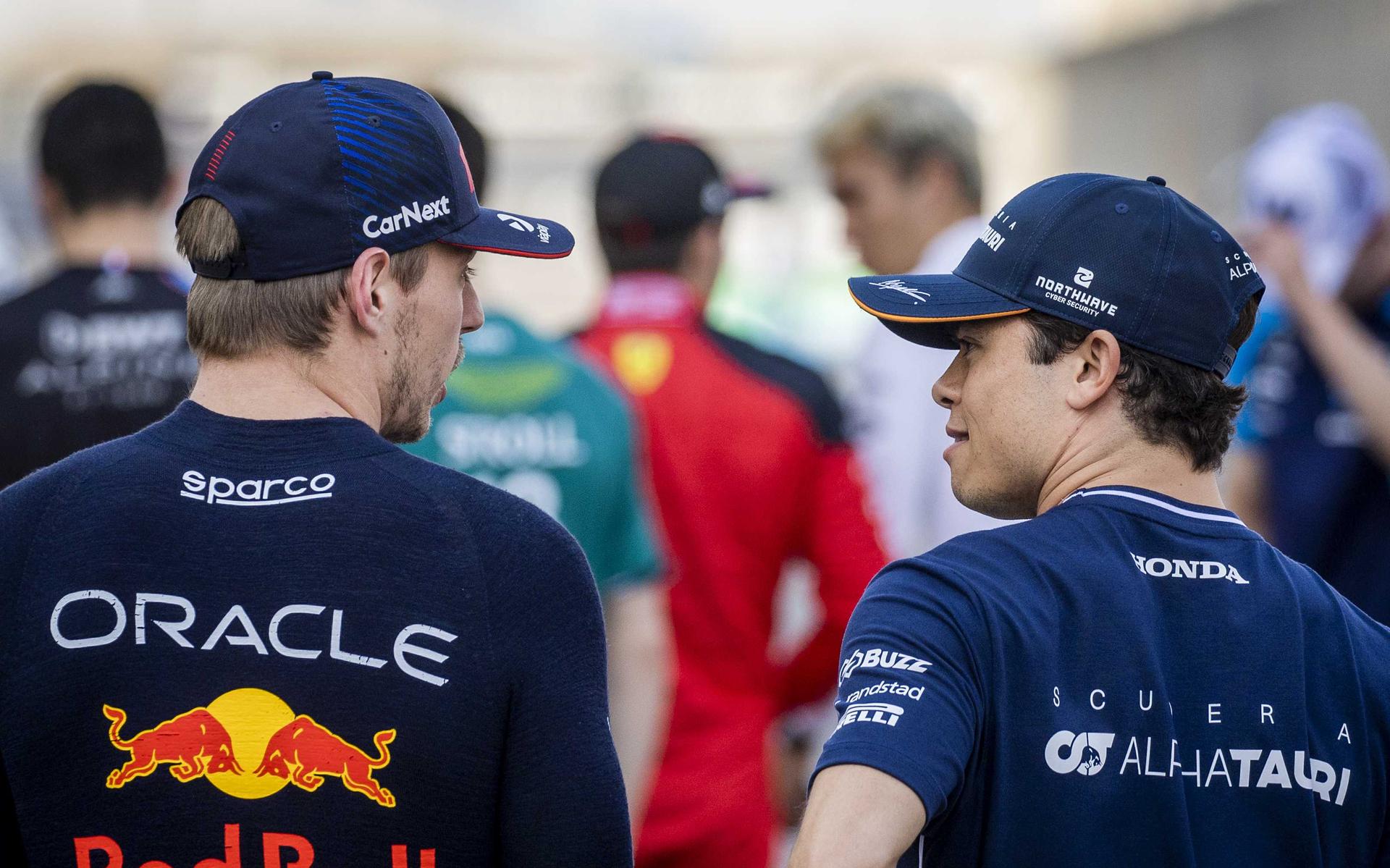 Nyck de Vries (rechts) in gesprek met wereldkampioen Max Verstappen.