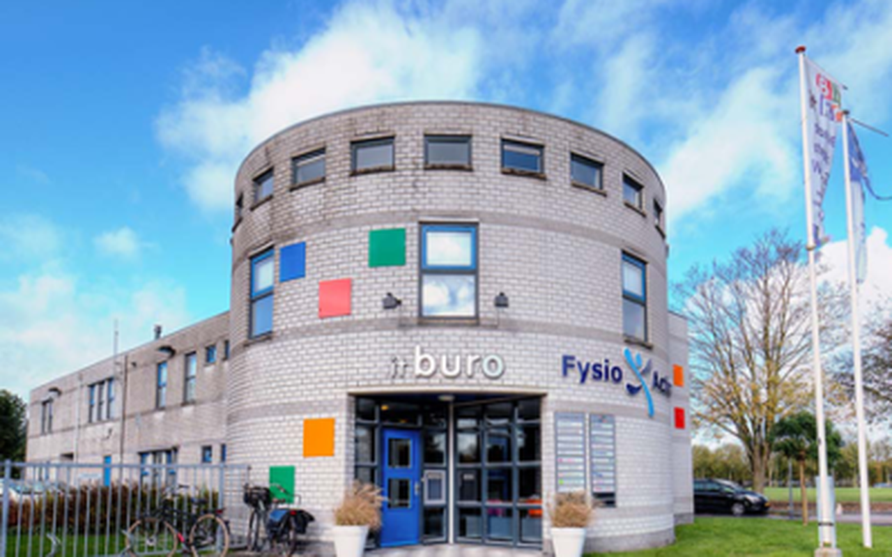 Het voormalige politiebureau It Buro is nu een centrum voor gezondheid en vitaliteit. Het voormalige politiebureau It Buro is nu een centrum voor gezondheid en vitaliteit.