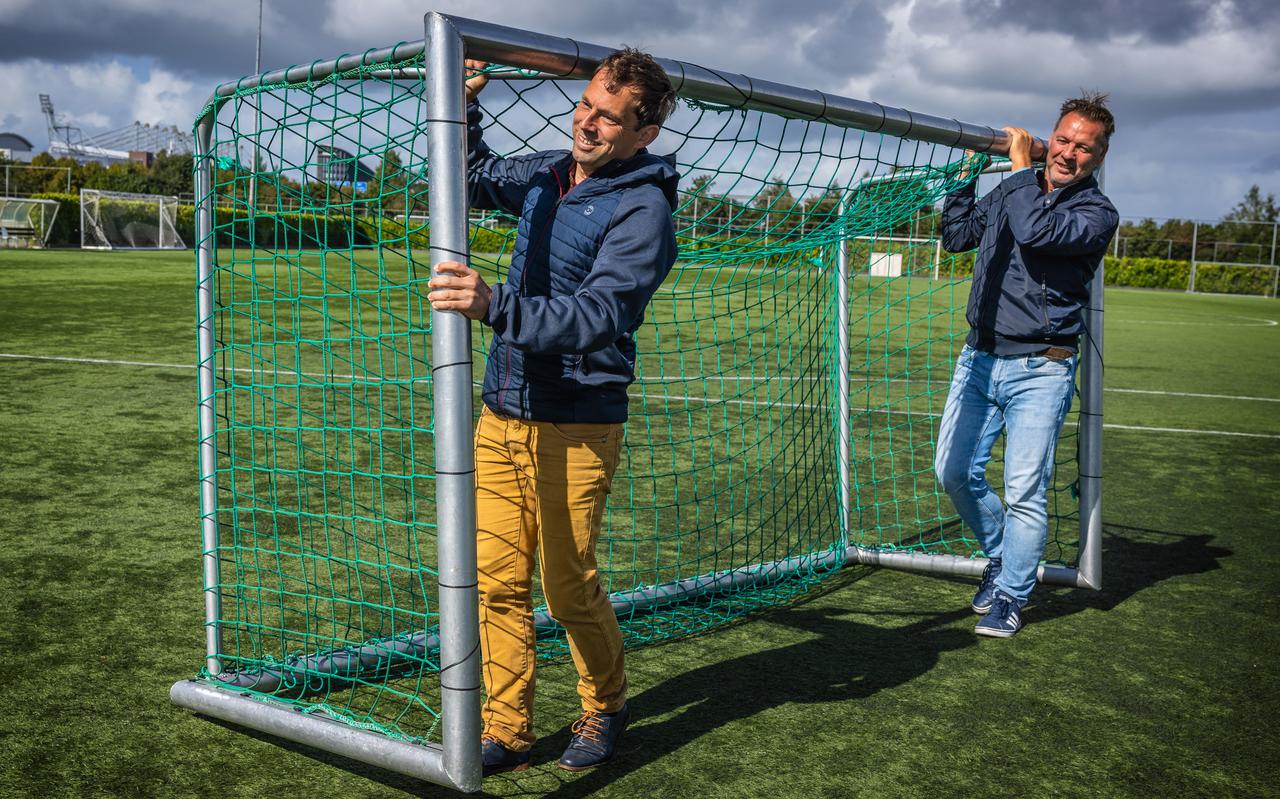 Simon Smink (voor) en Febo Roosenburg hebben dit seizoen een nieuw doel: het Friese amateurvoetbal nauwgezet volgen en namens het LC-prognosepanel de uitslagen goed voorspellen.