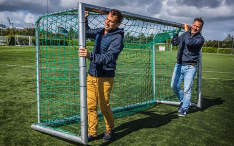 Simon Smink (voor) en Febo Roosenburg hebben dit seizoen een nieuw doel: het Friese amateurvoetbal nauwgezet volgen en namens het LC-prognosepanel de uitslagen goed voorspellen.