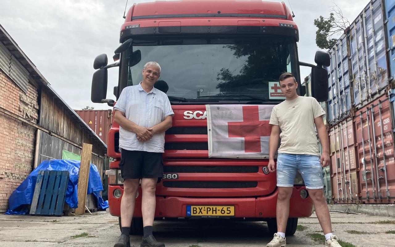 Chauffeurs Jan en Feddo Ypma uit Tzum, deze zomer bij een depot in Irpin. Ook bij deze actie van LC en DvhN is Ypma nauw betrokken Chauffeurs Jan en Feddo Ypma uit Tzum, deze zomer bij een depot in Irpin. Ook bij deze actie van LC en DvhN is Ypma nauw betrokken
