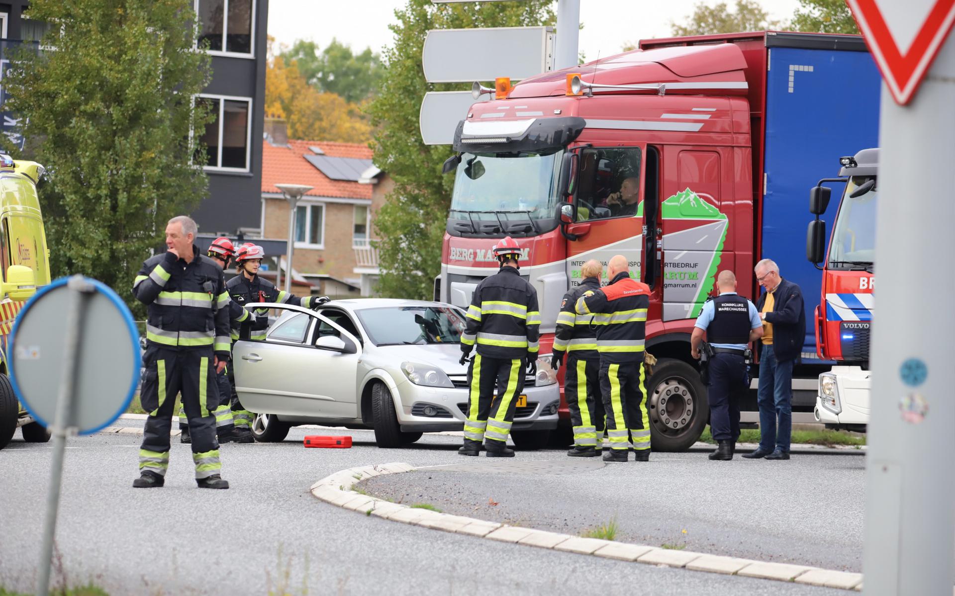Een vrachtwagen is vrijdagmiddag op een auto gebotst op het Europaplein in Leeuwarden. 