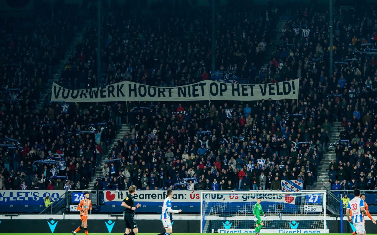 Een actie van 'echte supporters', zoals de minister ze noemt, tijdens de wedstrijd SC Heerenveen - FC Volendam, zaterdag 8 april.
