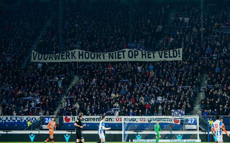 Een actie van 'echte supporters', zoals de minister ze noemt, tijdens de wedstrijd SC Heerenveen - FC Volendam, zaterdag 8 april. 