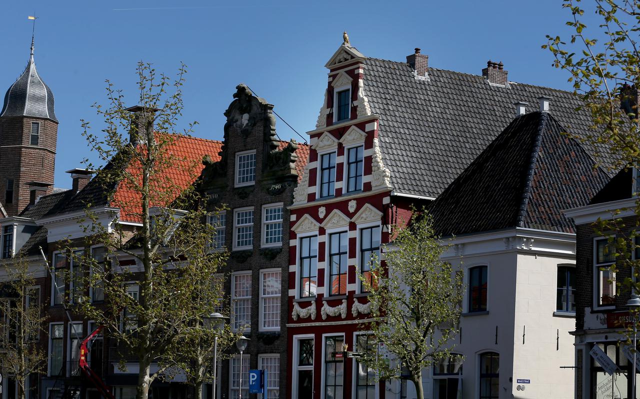 Het gerenoveerde en verbouwde Valckeniershuis, een monumentale professorenwoning aan de Voorstraat in Franeker. Met op het dak de kenmerkende goudkleurige valk. 
