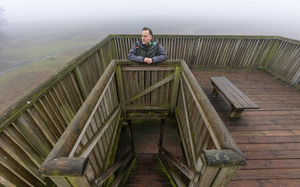 Boswachter Lysander van Oossanen op de oude uitkijktoren die is gesloopt.