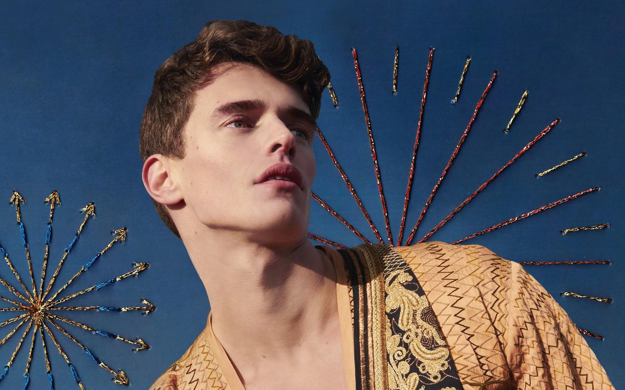 Een topstuk van de expositie 'Haute Bordure - vier eeuwen borduurkunst in de mode' in het Fries Museum: Dries van Noten (collectie lente/zomer 2015) Een topstuk van de expositie 'Haute Bordure - vier eeuwen borduurkunst in de mode' in het Fries Museum: Dries van Noten (collectie lente/zomer 2015)