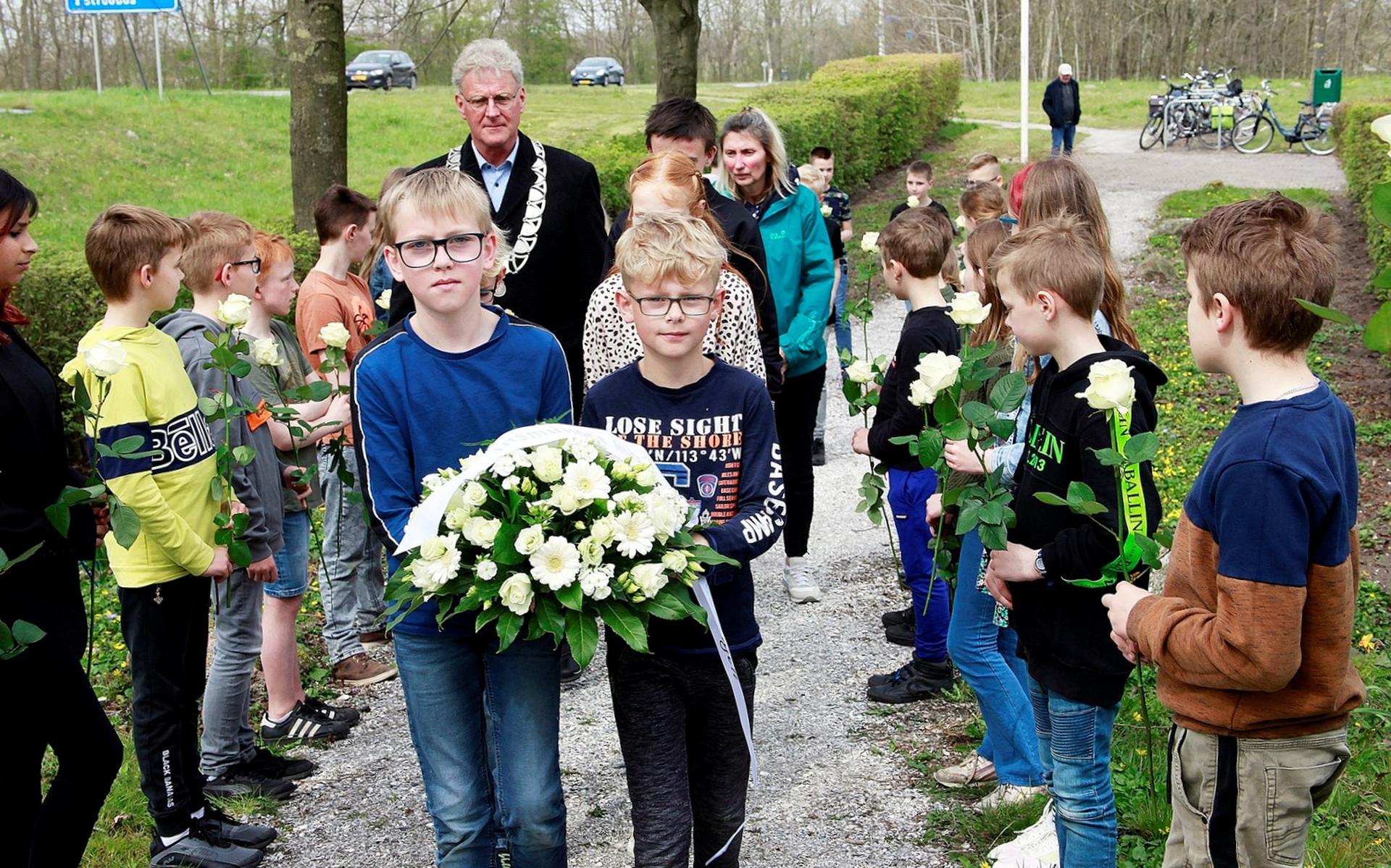 School staat stil bij 'Slach by Blauforlaet' bij Augustinusga