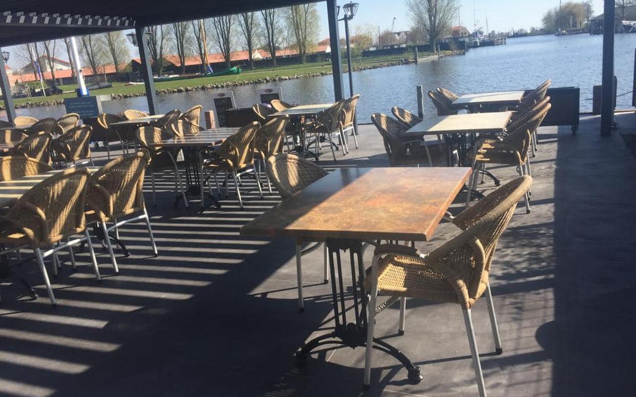 Het terras van De Oude Vishal in Heeg, met uitzicht op het water vlakbij het Heegermeer Het terras van De Oude Vishal in Heeg, met uitzicht op het water vlakbij het Heegermeer