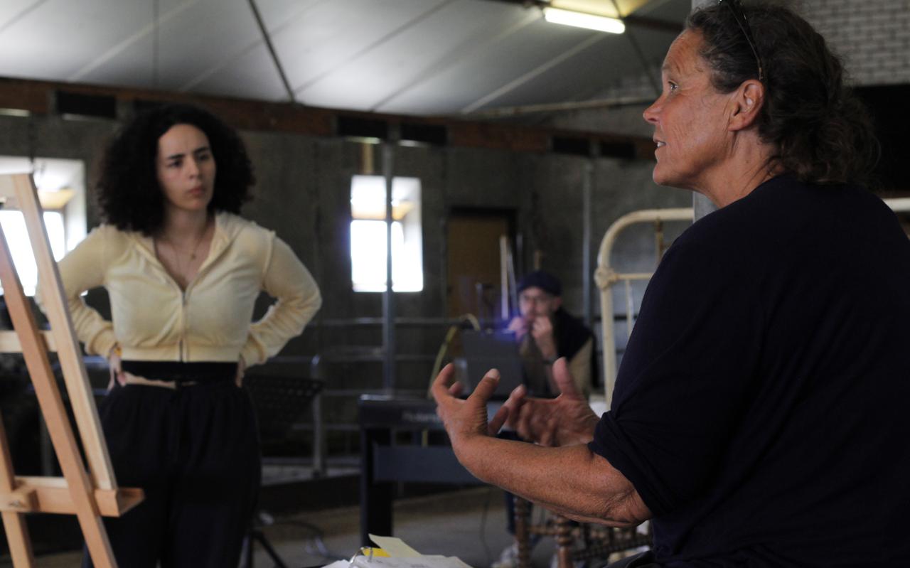 Regisseur Corina van Eijk van 'After the Flood' met sopraan Sabra El Bahri Khatri tijdens een repetitie. 