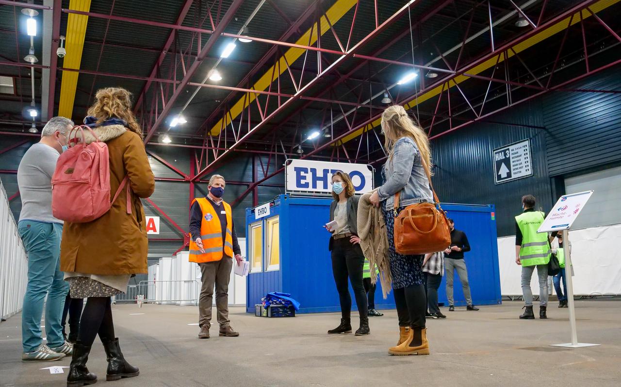 GGD-medewerkers evalueren in de Keltenhal in WTC de generale repetitie voor het vaccineren, dat vrijdag begint. GGD-medewerkers evalueren in de Keltenhal in WTC de generale repetitie voor het vaccineren, dat vrijdag begint.