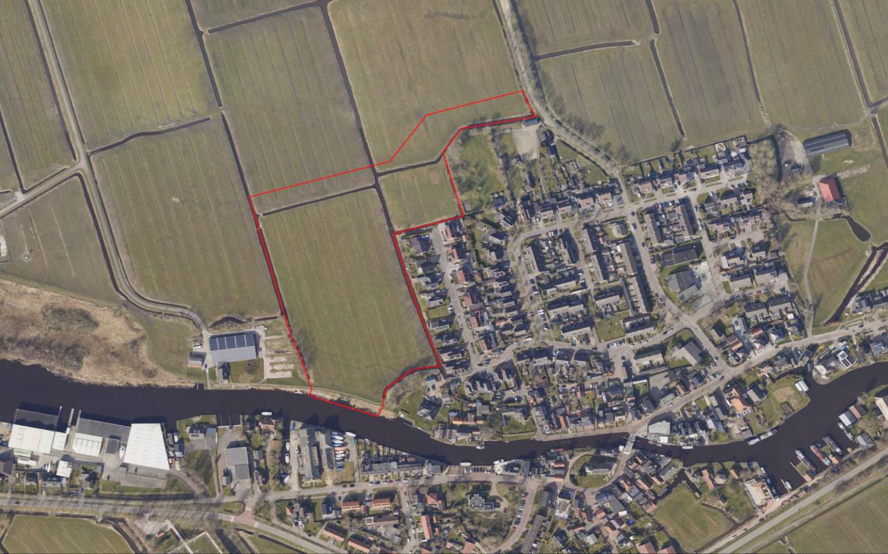 Het rood omlijnde gebied is bedoeld als bouwterrein van de nieuwe huizen in Warten.